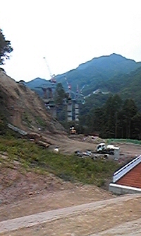 ニュースで有名になった湖面2号橋の建設現場